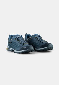 Scarpe da trekking blu con tomaia in mesh, suola in gomma e accenti gialli a contrasto. Caratterizzano una punta rinforzata e un sistema di allacciatura regolabile.