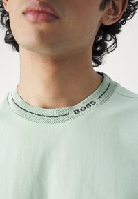 BOSS TEE - Basic póló - open green