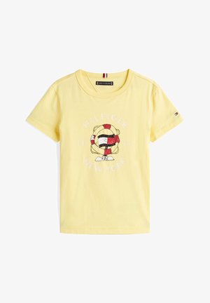 Żółty T-shirt z krótkim rękawem i okrągłym dekoltem, z kreskówkową postacią koła ratunkowego i napisem „Hilfiger New York 1985” z przodu.