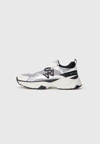 - Sneakersy niskie