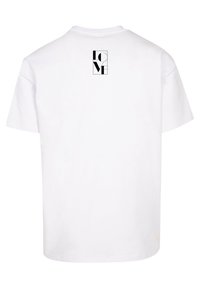 Hvid bomulds T-shirt med en sort grafik af "LOVE" i geometrisk design på den øvre ryg. Almindelig pasform og korte ærmer.
