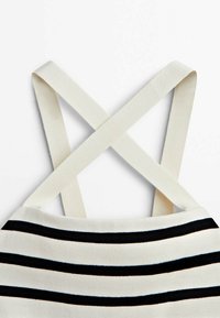 Haut à bretelles croisées, présentant un motif rayé en crème, noir et bleu clair. Fabriqué en tissu doux et texturé.