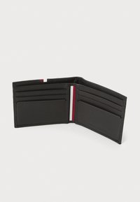 Portefeuille en cuir noir avec plusieurs emplacements pour cartes, détail à rayures rouge et blanche, et un intérieur lisse. Design compact à double pli, sans matériel visible.