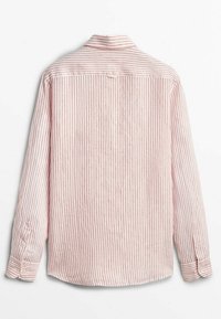 Chemise à manches longues boutonnée avec fines rayures verticales rouges et blanches, vue de dos sur un fond blanc.