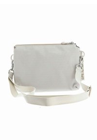 Sac rectangulaire gris clair avec surface texturée, fermeture éclair et sangle réglable. Comprend des éléments en métal argenté et un design perforé.