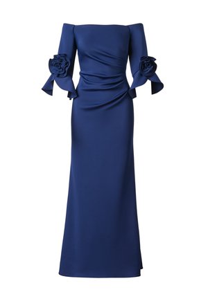 Marineblå aftenkjole med bar skulder, tætsiddende overdel, udvidede albuelange ærmer og store blomsterdekorationer på hvert ærme.