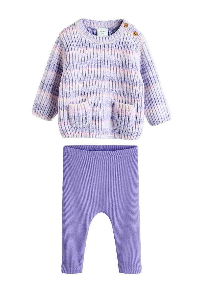 Pull en tricot avec des rayures violettes et roses, col rond, deux poches avant, associé à des leggings unis violets à côtes.