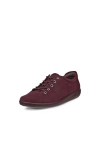 Sneaker in suede bordeaux con punta arrotondata, chiusura con lacci e suola imbottita. Presenta dettagli del logo discreti sul lato.