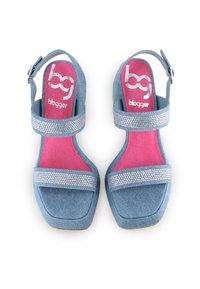 Sandalias de tacón alto de denim azul con doble tira, decoradas con piedras preciosas, con punta cuadrada y plantillas rosas con el logo blanco.
