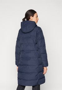 Námořnická puffer bunda s kapucí, s prošívanými panely, dlouhými rukávy a mírně zúženým pasem pro teplo a pohodlí.