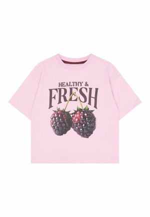 T-shirt rose clair à manches courtes avec le texte "Healthy & Fresh" et deux grands motifs de mûres à l'avant.
