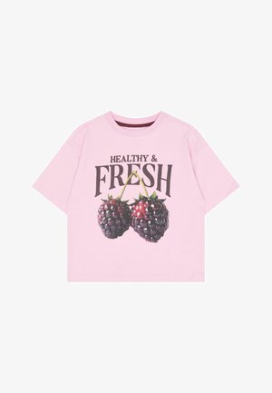 Lyserød T-shirt med korte ærmer med teksten "Sund & Frisk" og to store brombær grafik foran.