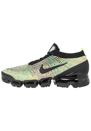 Chaussure de running Nike basse avec semelle noire, empeigne multicolore en maille, logo swoosh noir et languette jaune néon au talon.