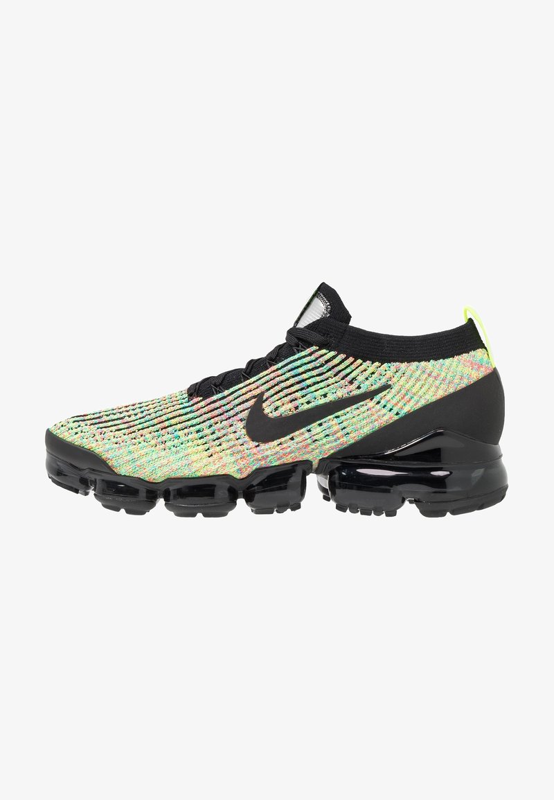 Chaussure de running Nike basse avec semelle noire, empeigne multicolore en maille, logo swoosh noir et languette jaune néon au talon.