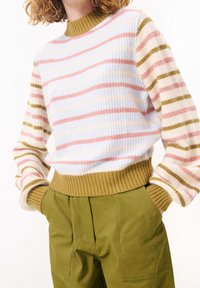 Pletený svetr s vícobarvnými pruhy (růžová, žlutá, olivová) a ribbed límcem. Kalhoty v olivově zelené barvě s bočními kapsami a skladovaným designem.