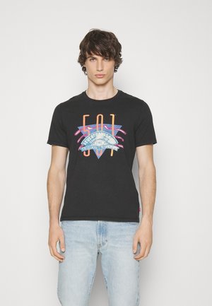 Camiseta de algodón negra con un diseño gráfico colorido que presenta el texto y emblema "501", con mangas cortas y un cuello redondo clásico.