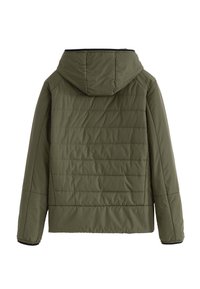 Veste matelassée vert olive avec un quilting horizontal, manches longues, poignets élastiques et capuche attachée vue de l'arrière.
