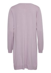 Cardigan long en lavande clair fait en tissu tricoté doux. Présente des manches longues, une coupe décontractée et des poignets et un ourlet côtelés. Design simple et minimaliste.