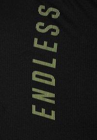 Tejido negro acanalado con rayas verticales texturizadas. La palabra "ENDLESS" se muestra de manera prominente en letras amarillas brillantes.