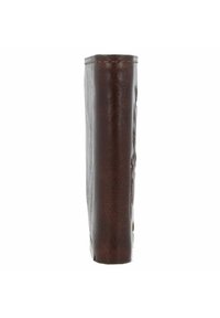 Portefeuille en cuir marron, au design élégant avec une texture lisse ; présente un motif embossé subtil le long de la tranche. Forme compacte et rectangulaire.