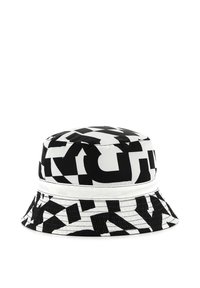 Chapeau seau noir et blanc arborant un motif géométrique abstrait, fabriqué à partir d'un matériau brillant avec un large bord cousu et une bande blanche.