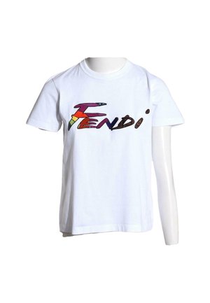 Witte T-shirt met korte mouwen met kleurrijke gestileerde tekst "Fendi" op de voorkant, getoond op een hoofdloze paspop met één zichtbare arm.