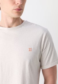 Les Deux NØRREGAARD SEASONAL - Jednoduché tričko - ivory/orange