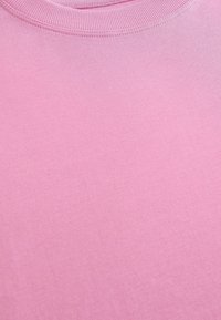 Roze katoenen t-shirt met een ronde hals, een gladde textuur en een egale kleurverdeling over de stof.