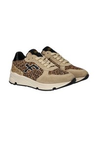 Beige suède sneakers met luipaardprintaccenten, zwarte tong en getextureerde rubberen zool. Voorzien van platte veters en subtiele goudaccenten.