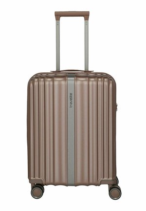 Kleiner, hartschaliger, metallisch brauner Koffer mit vertikalen Rillen, vier Rollen und einem ausgezogenen Teleskopgriff.