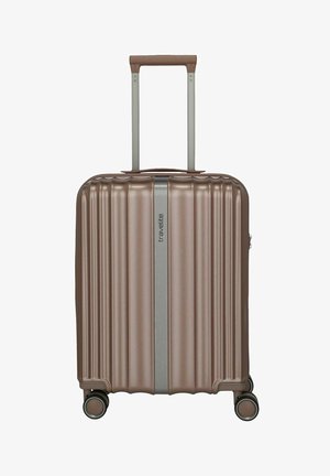 Petite valise métallique marron à coque rigide avec des rainures verticales, quatre roues et une poignée télescopique déployée.