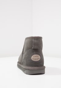 Grau Wildleder Stiefelette mit abgerundeter Zehenpartie, strukturiertem Finish und einem Logo-Patch an der Ferse. Verfügt über eine flache Gummisohle und verstärkte Nähte.