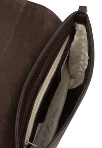 Clutch de cuero marrón oscuro con la tapa abierta, revelando un interior de tela beige forrado con un bolsillo con cremallera y detalles de costura.