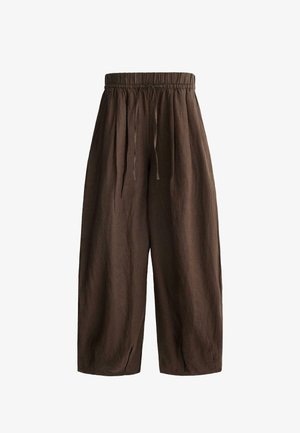 Loszittende bruine linnen broek met elastische tailleband en verstelbaar trekkoord, wijde pijpen en enkelhoge snit.