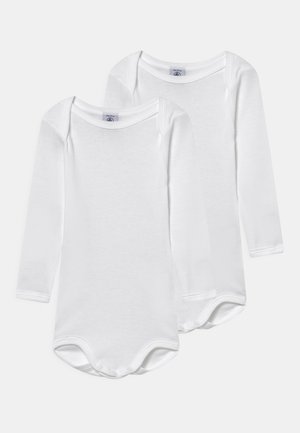 Zwei langärmlige weiße Bodysuits aus weicher Baumwolle. Sie verfügen über einen runden Halsausschnitt und Druckknöpfe im Schritt für ein einfaches Ankleiden.