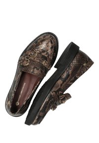 Brązowe skórzane mokasyny w wzór węża z dwoma dekoracyjnymi klamrami, teksturowana cholewka i niski czarny gumowy obcas. Wnętrze ma kontrastowe bordowe wykończenie.