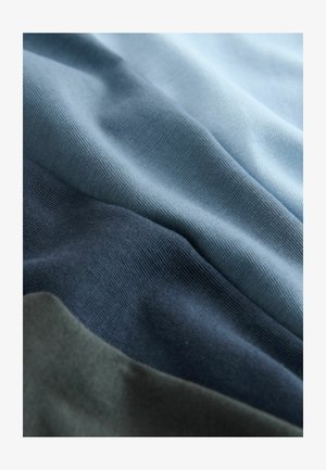 Stofstalen in tinten lichtblauw, donkerblauw, groen en grijs, met een zachte, gestructureerde oppervlakte en een glad, geweven patroon.