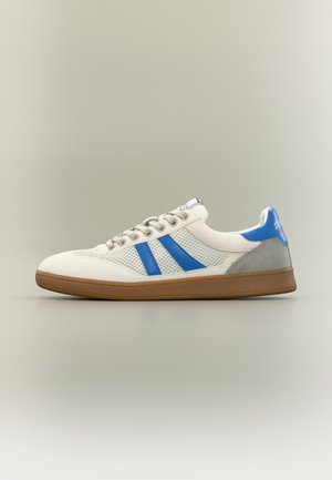 Biały sneaker z niebieskimi paskami, szarą zamszową piętą i brązową podeszwą, pokazany z profilu na neutralnym tle.