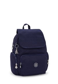 Blå, texturerad tygryggsäck med ett lock, två framdragkedjor och en charm. Har ett handtag på toppen och en cirkulär logotyp på framsidan.