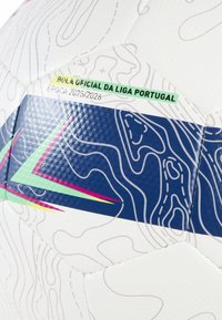 Officiel fodbold til Liga Portugal 2025/2026, med en hvid overflade med et topografisk mønster, blå stribe og farverige accenter.