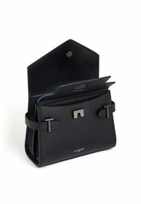 Borsa a mano in pelle nera con finitura testurizzata, dotata di due cinghie frontali, chiusura magnetica e interno blu con slot per schede.