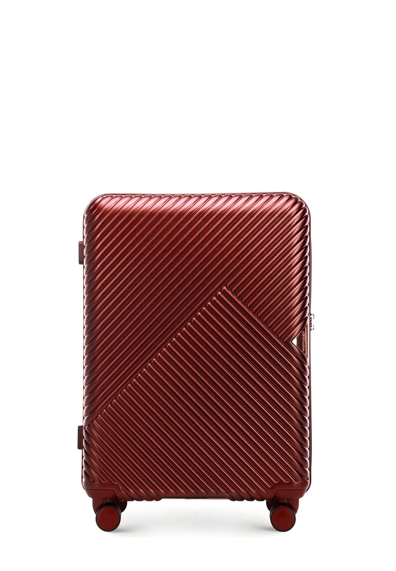 Valigia rigida di colore bordeaux metallico con design a strisce diagonali, materiale resistente, manico telescopico e quattro ruote scorrevoli.
