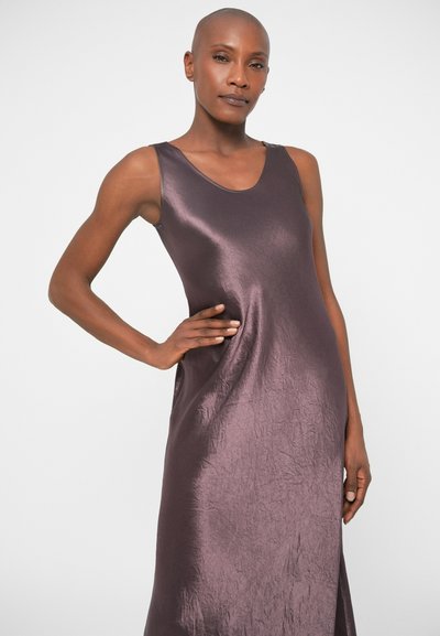 Ärmelloses Satin-Kleid in tiefem Mauve mit dezenten Glanz, das einen runden Ausschnitt und eine sanfte, fließende Silhouette aufweist.