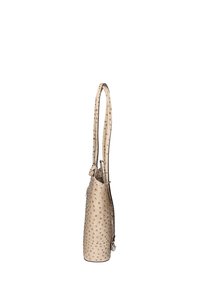 Borsa a tracolla in pelle di struzzo beige con due lunghe maniglie, superficie testurizzata con protuberanze sollevate, chiusa da una zip laterale.