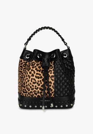Borsa a secchiello con stampa leopardata, pannello in pelle nera trapuntata, manico intrecciato, chiusura a coulisse e borchie argentate lungo la base.
