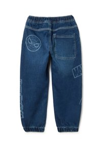 Denim joggers in donkerblauw met een elastische tailleband. Voorzien van een Spider-Man graphic en Marvel-logo accenten. Twee achterzakken.