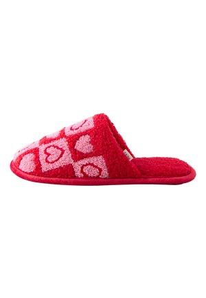 Chausson rouge et rose duveteux avec dos ouvert et motifs de cœurs sur la partie supérieure, présenté de côté sur un fond blanc.