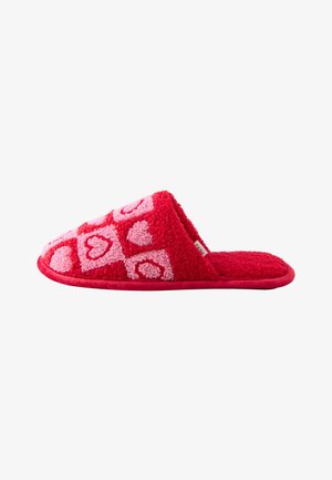 Roter und rosa flauschiger Hausschuh mit offenem Fersenbereich und Herzmustern am oberen Teil, seitlich auf weißem Hintergrund gezeigt.