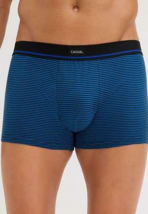 Boxer shorts a righe blu con una vita elastica nera etichettata "CASUAL". Il tessuto è liscio ed elastico, aderente al corpo.