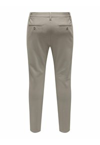 Slim-fit beige broeken met twee achterzakken met knopen en riemlussen, van de achterkant getoond op een witte achtergrond.